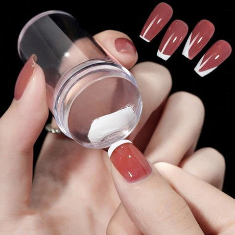 Estampado de uñas francés: uñas perfectas sin manchas
